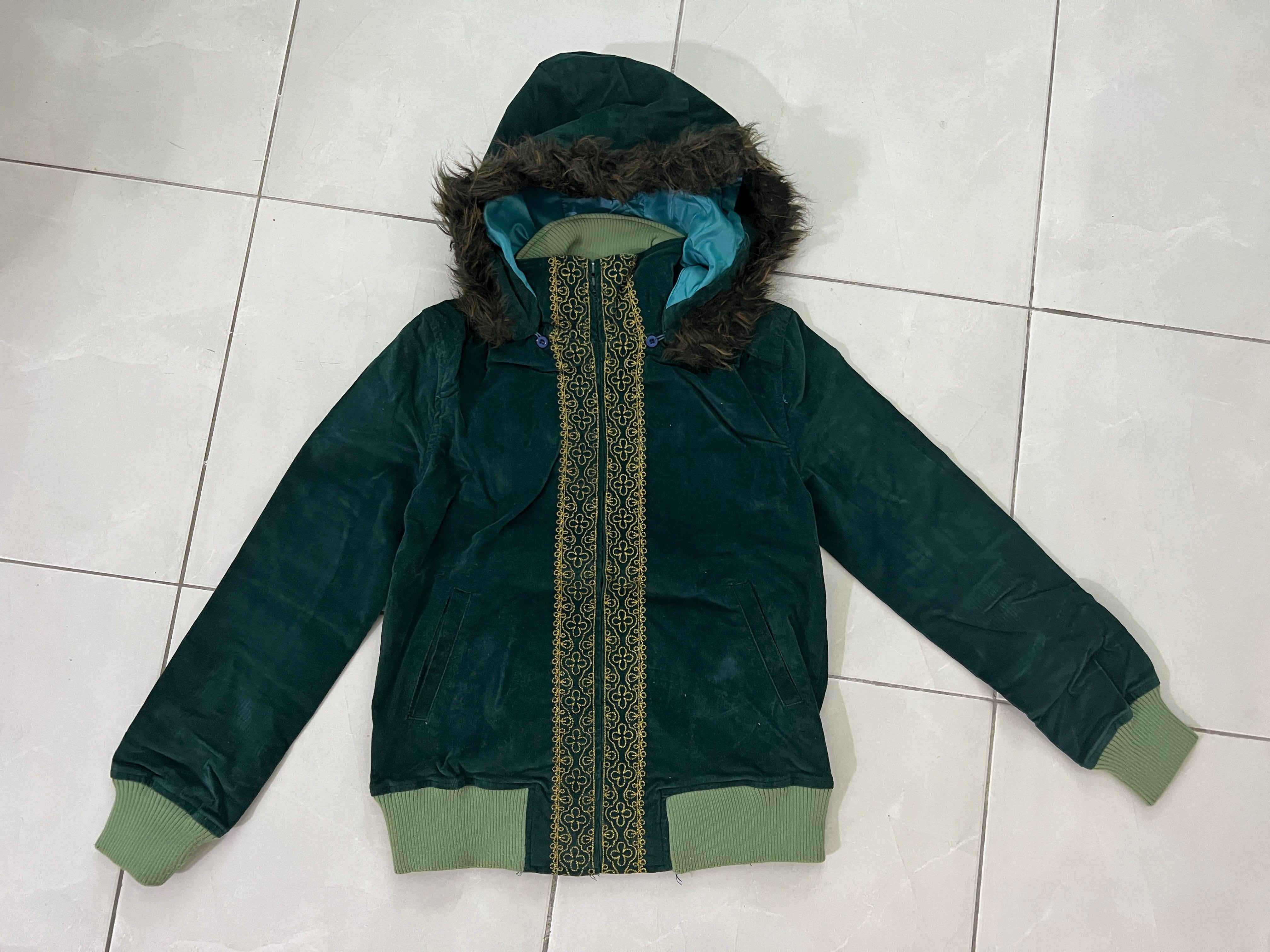Jacket (Category: Coats, Jackets and Outerwear) located in Tanjung Tokong. Submitted by venus.g (Listing ID 1134745537, Image 1). Description: Size M Condition like new.