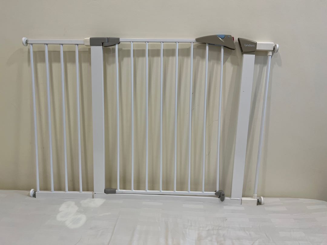 Lindam stair shop gate locking mechanism