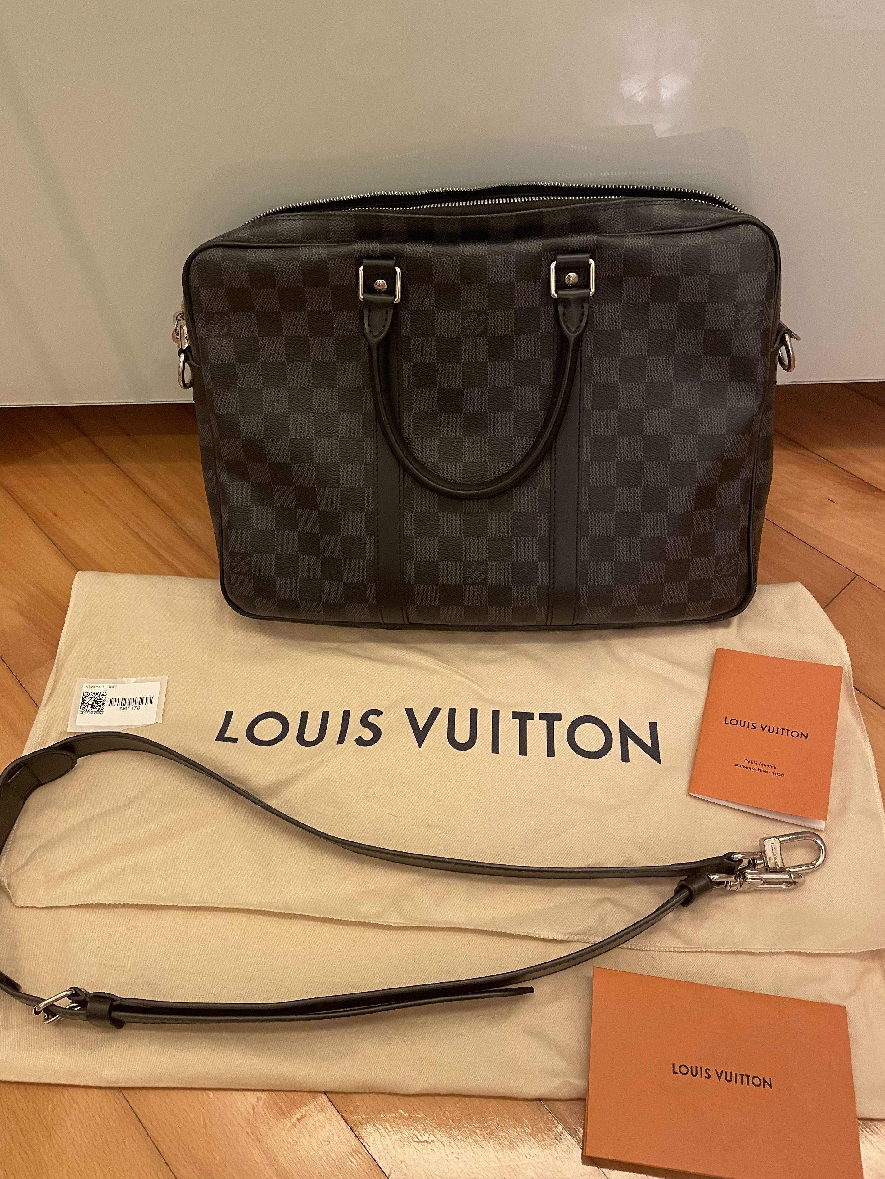 tag et billede Legitimationsoplysninger jern Louis Vuitton LV men bag, 男裝, 袋, 公事包- Carousell
