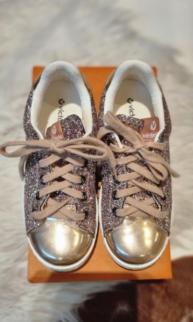 Girl discount gold sneakers