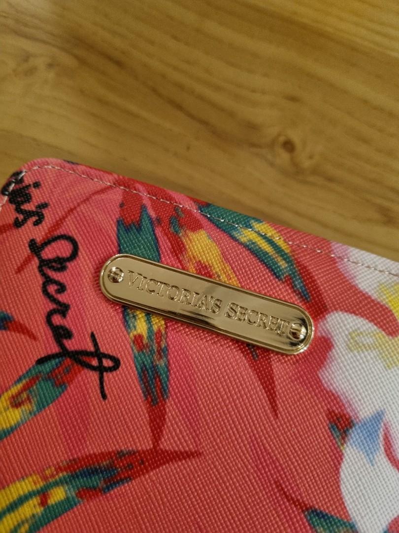 Victoria Secret Wallet (Category: Wallets & Card holders) located in Pasig City. Submitted by tyam615 (Listing ID 1134782248, Image 2). Description: Victoria Secret Wallet / Purse - coin slot - 4-card slots - includes a box as seen in picture Pickup c/o Buyer Shipping c/o Buyer payment via gcash metro Manila only location: Pasig exact address will be sent once payment is confirmed..
