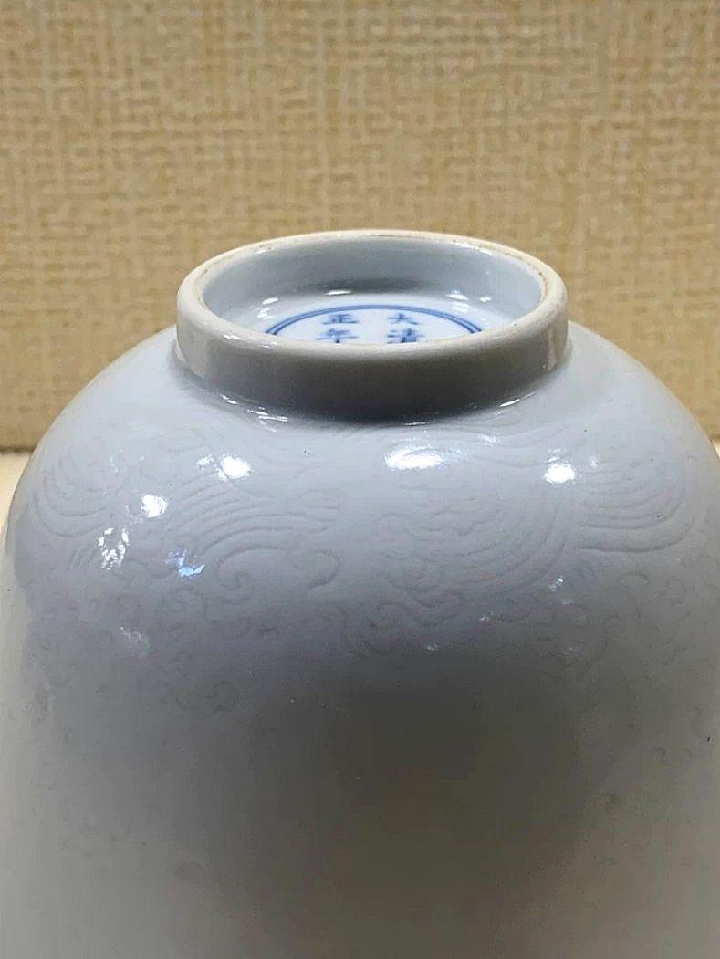 精級藏品釋出：清雍正款甜白釉暗刻海水紋杯（本朝官窯傳辨瓷）收藏品 