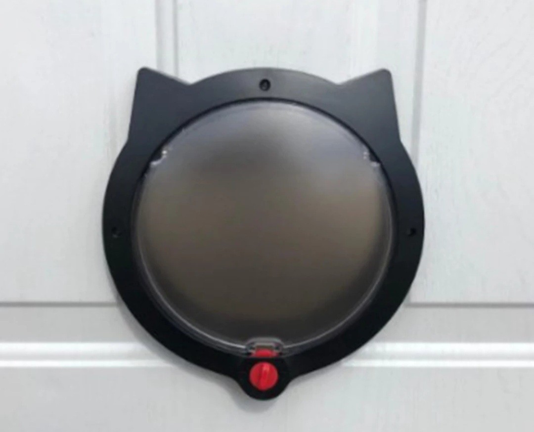 Cat Flap Door, Pet Supplies, Homes & Other Pet Accessories on Carousell