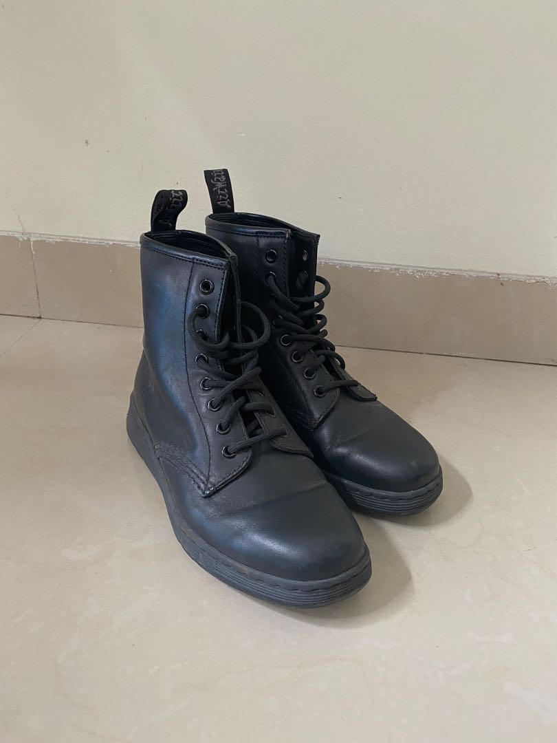 Dr Martens Newton All Black Boots Fesyen Wanita Sepatu di Carousell