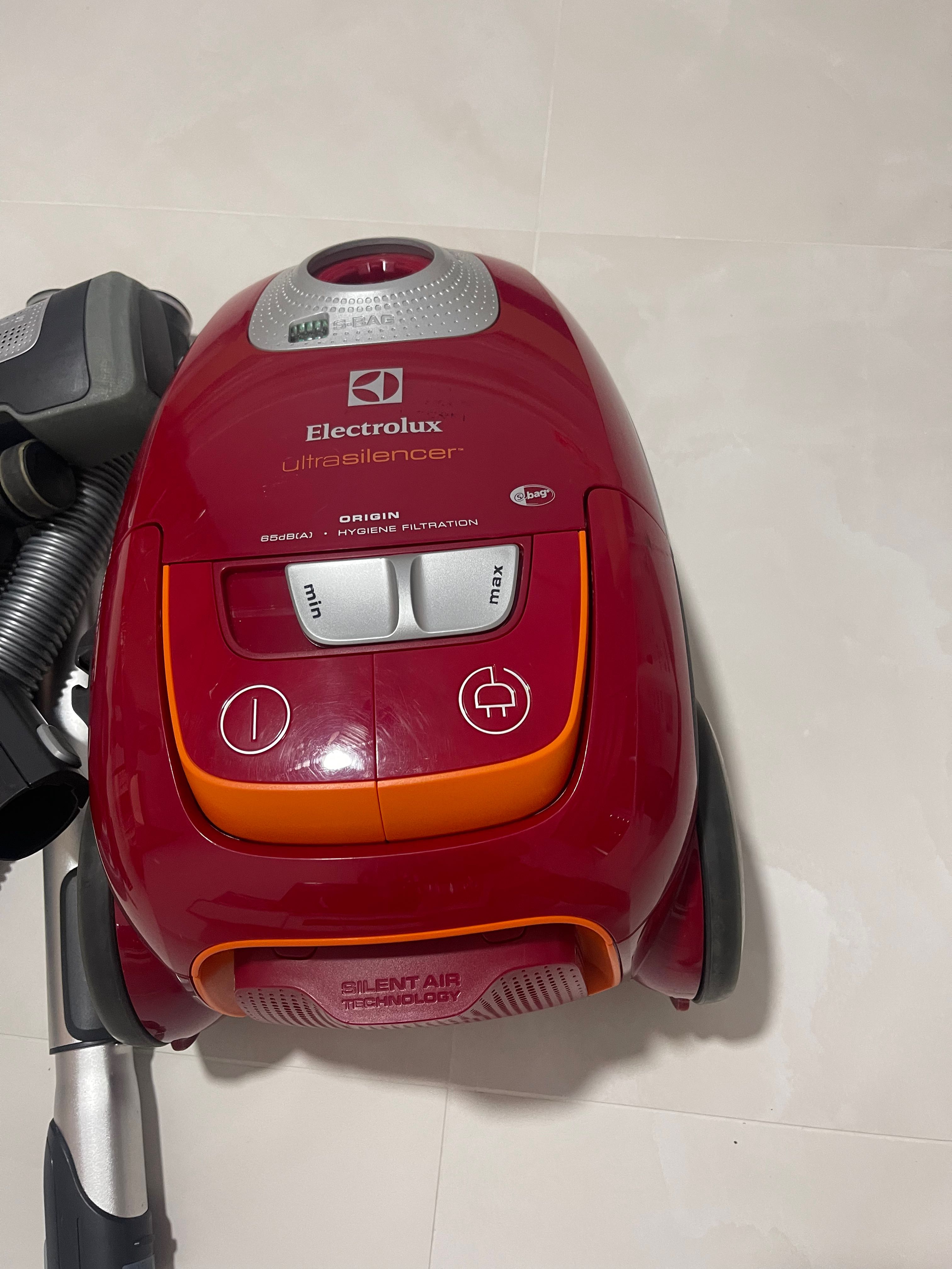 Electrolux vacuum cleaner 2000w with free vacuum bag, TV & Home