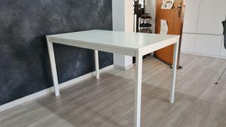 Extendable dining table