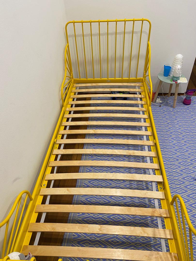 Minnen outlet yellow bed