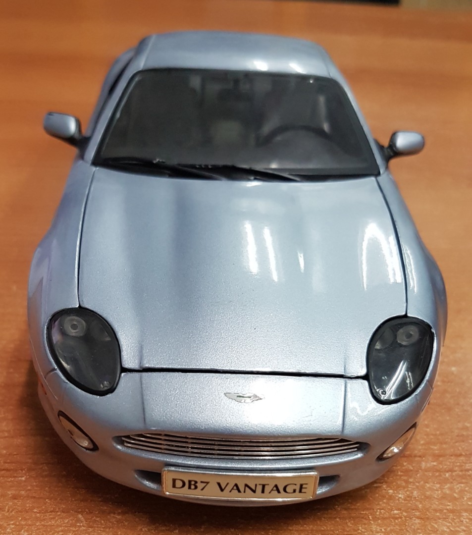 Maisto aston best sale martin db7 vantage
