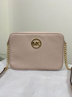 (Category: ) located in . Submitted by cessy.us.goods (Listing ID 1136632253, Image 1). Description: .