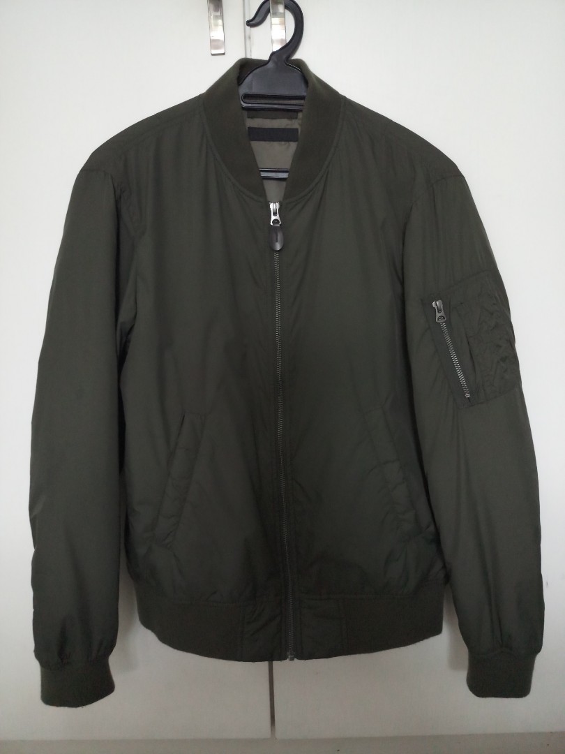 Uniqlo Light Weight Bomber Jacket Army Green, Men's Fashion, Coats ...