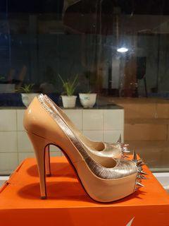 (AUTHENTIC) CRISTIAN LOUBOTIN PRETO COM SPIKES