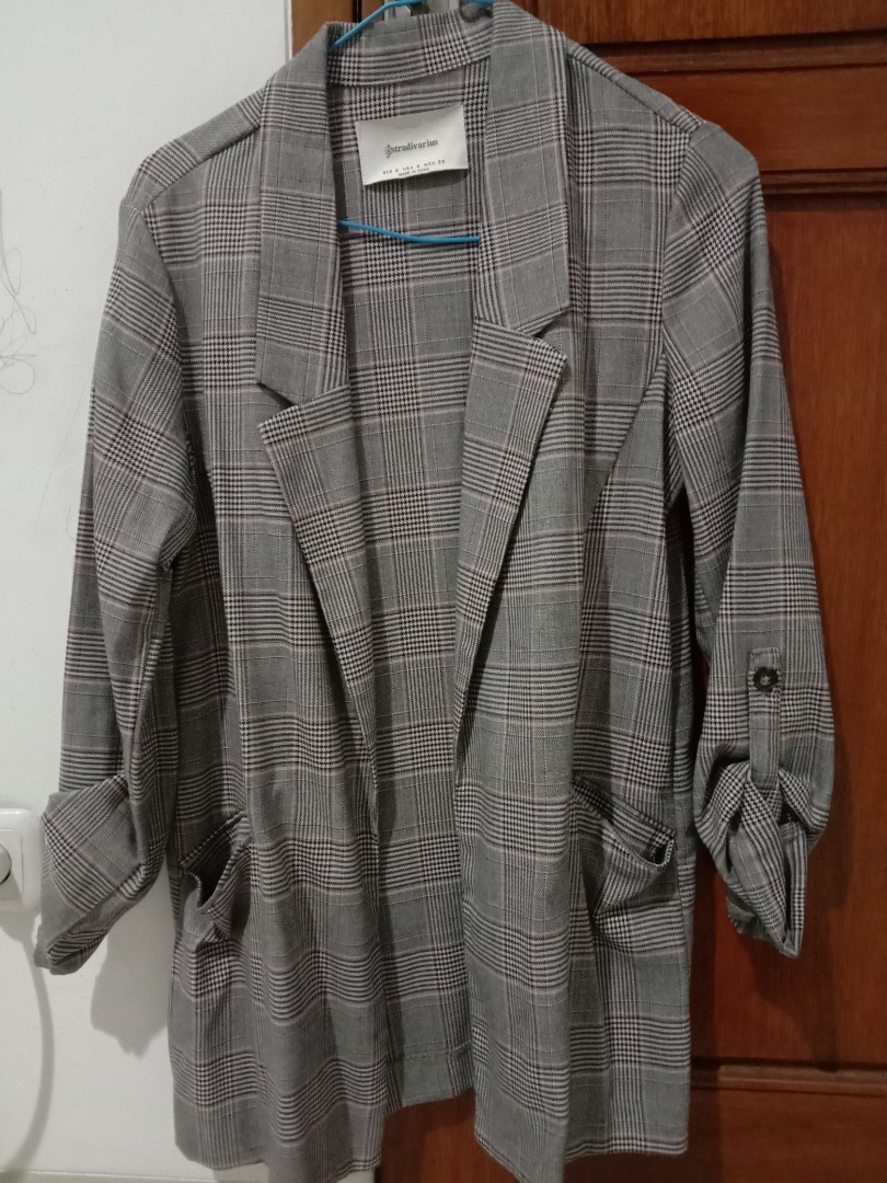 Blazer stradivarius, Fesyen Wanita, Pakaian Wanita, Baju Luaran di Carousell