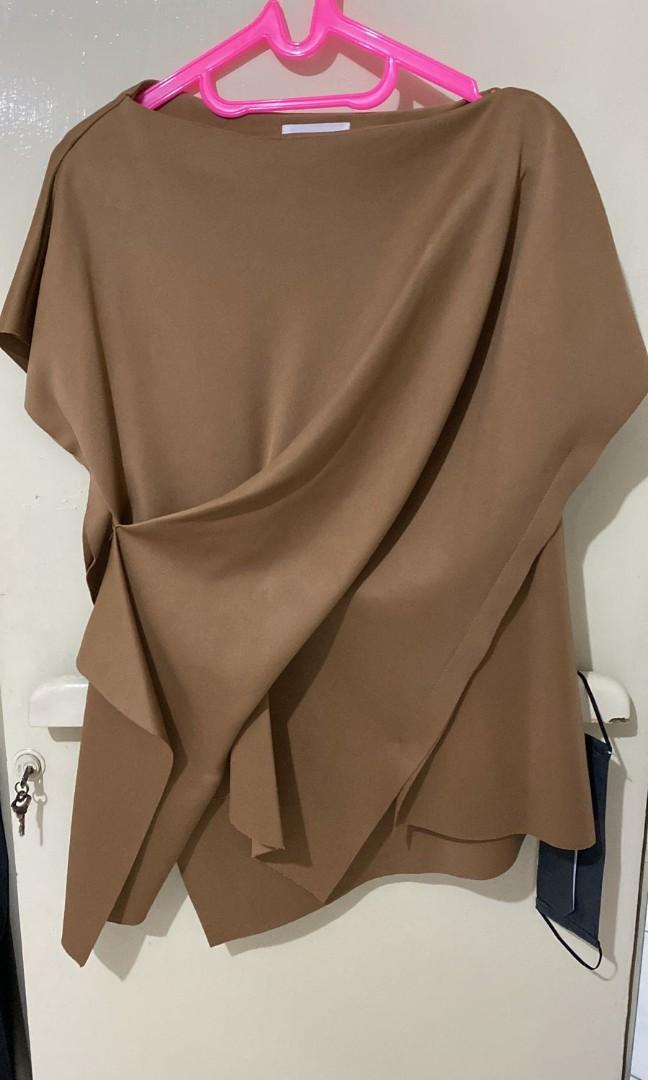 Bronze blouse - Eclair (Kategori: Atasan) berada di Jakarta Barat. Dikirim oleh takeover_things (ID iklan 1136837668, Gambar 1). Deskripsi: Bahan scuba.
