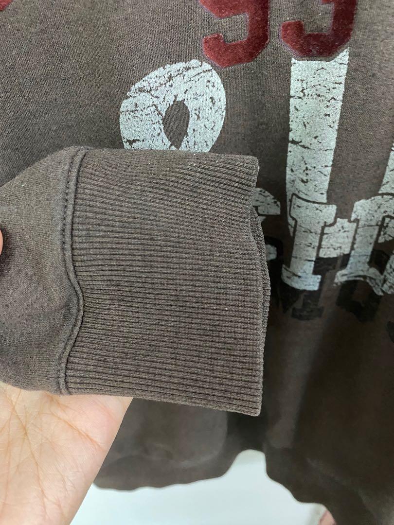 Brown sweatshirt (Category: Longsleeves) located in Kuala Lumpur. Submitted by itsmesyakieraa (Listing ID 1136823890, Image 2). Description: Preloved item Condition 6/10 Sell it to clear my wardrobe M size.