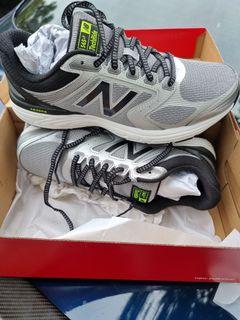 New balance:Furon white-red sleek design very new ! Size 42.5, Men's  Fashion, Footwear, Sneakers on Carousell
