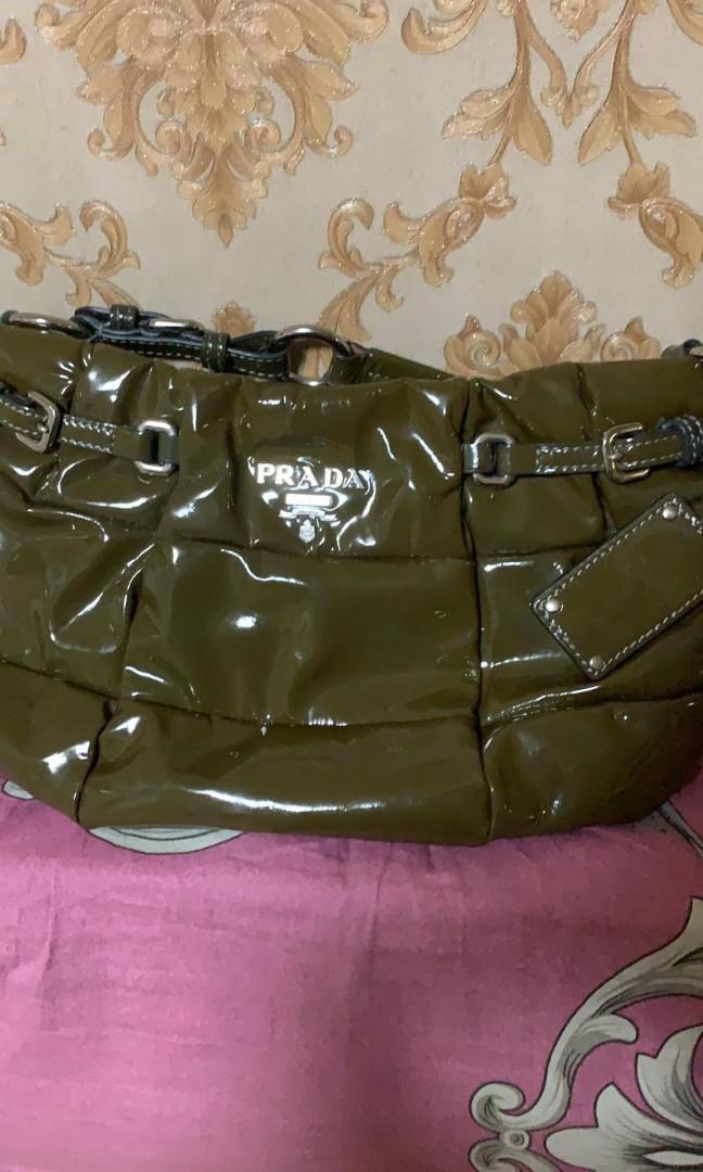 Prada （分類：單肩包）位於 Hong Kong。 由 mylenebrady 提交（商品編號 1136834763，圖片 3）。簡介： authentic very good condition。