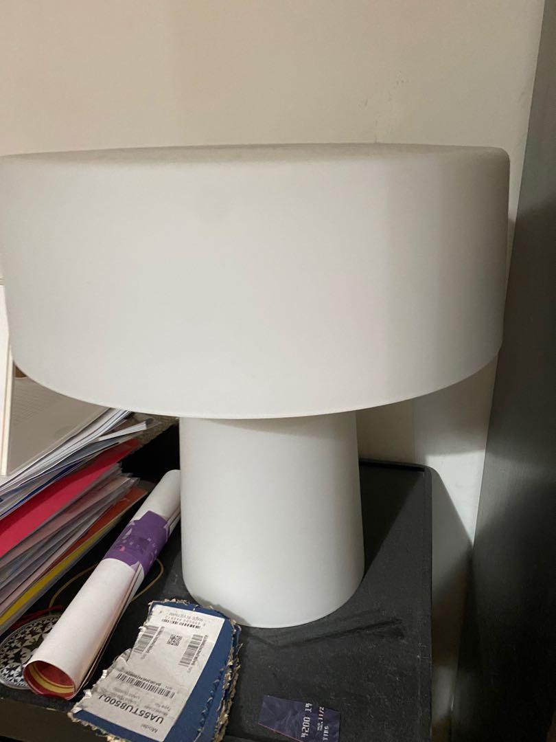 Table lamp - all white （分類：燈飾）位於 Hong Kong。 由 zenacc 提交（商品編號 1136828303，圖片 1）。簡介： 。