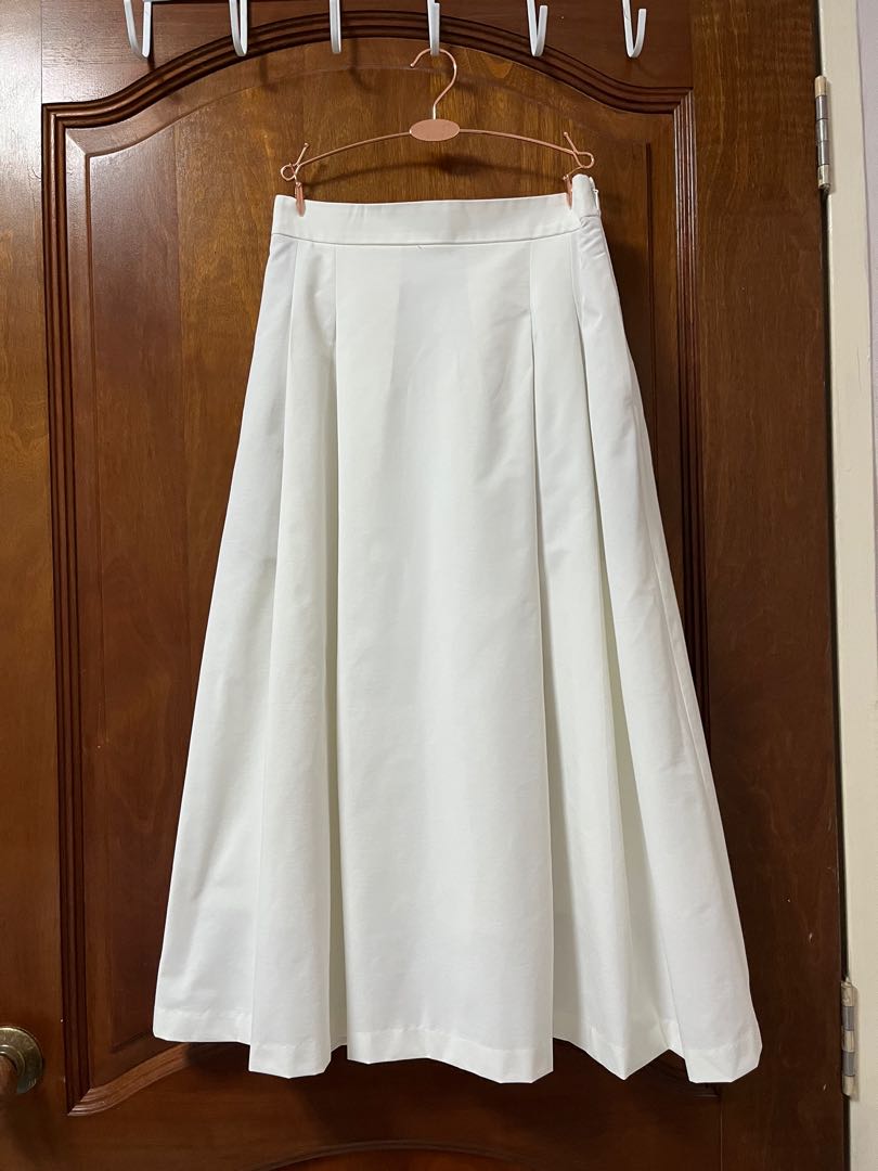 Uniqlo midi skirt in white, Women's Fashion, Bottoms, Skirts on Carousell