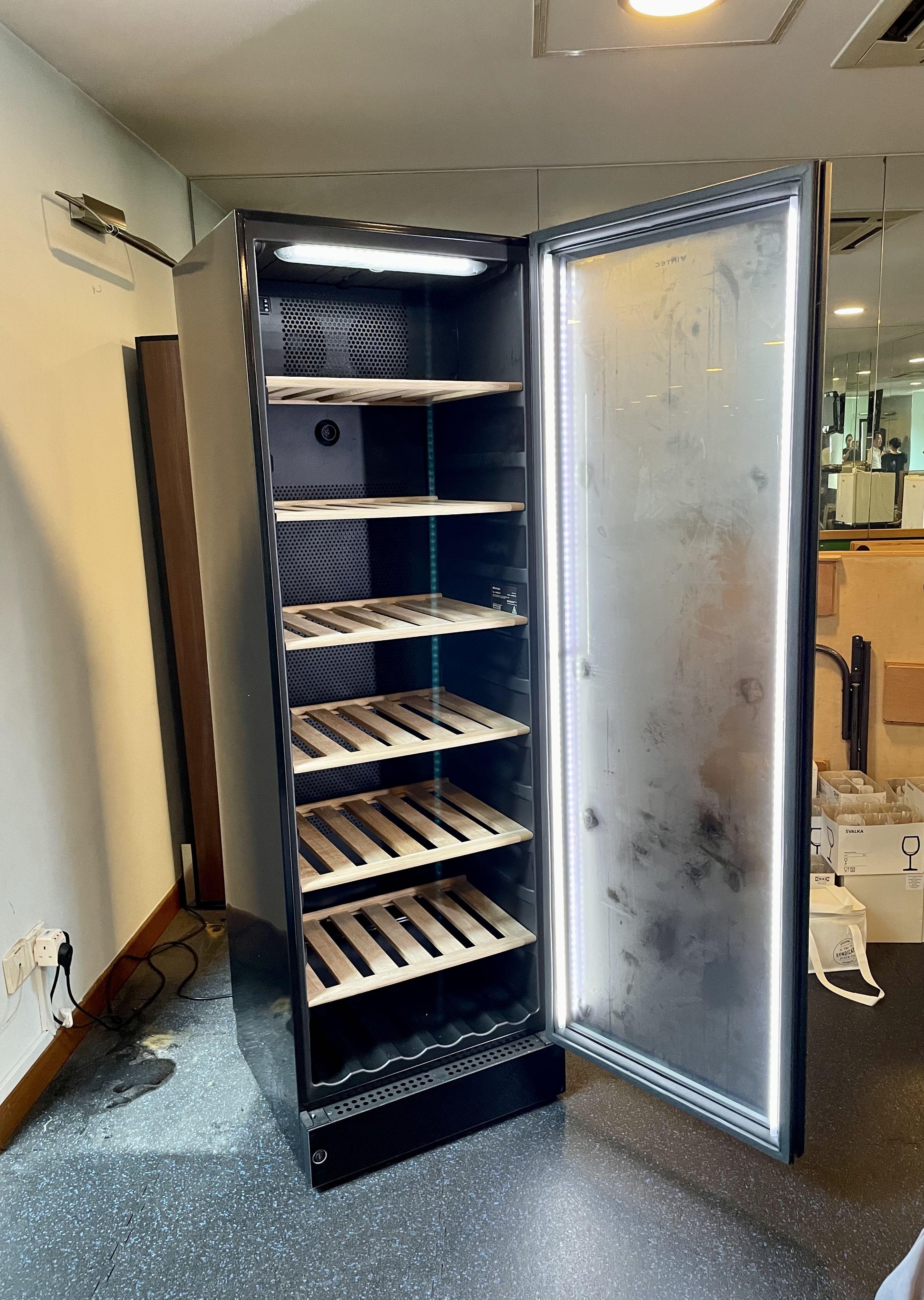 Vintec V190SG2EBK Wine fridge, TV & Home Appliances, Kitchen Appliances