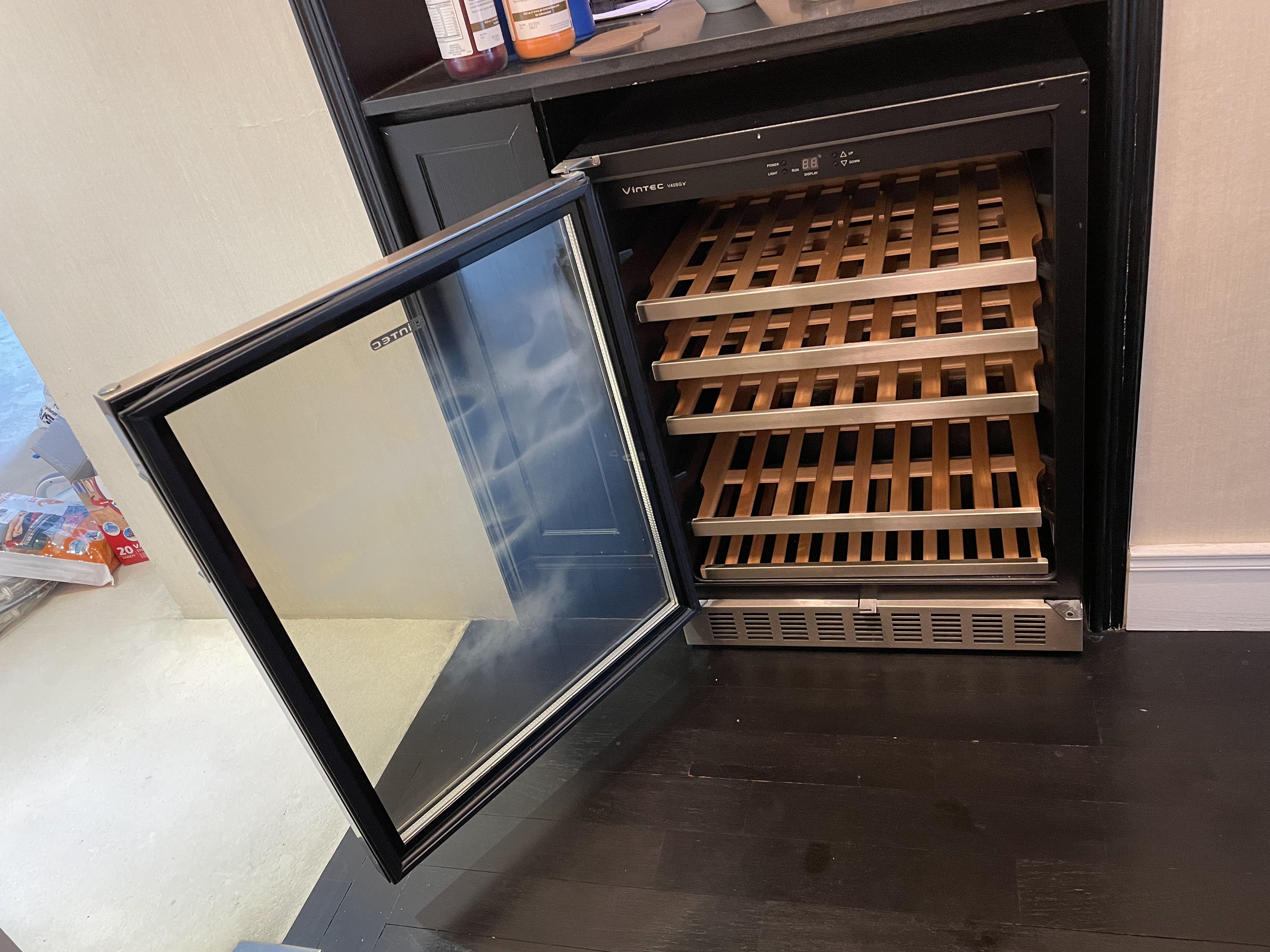 Vintec wine fridge V40SGRE, TV & Home Appliances, Kitchen Appliances