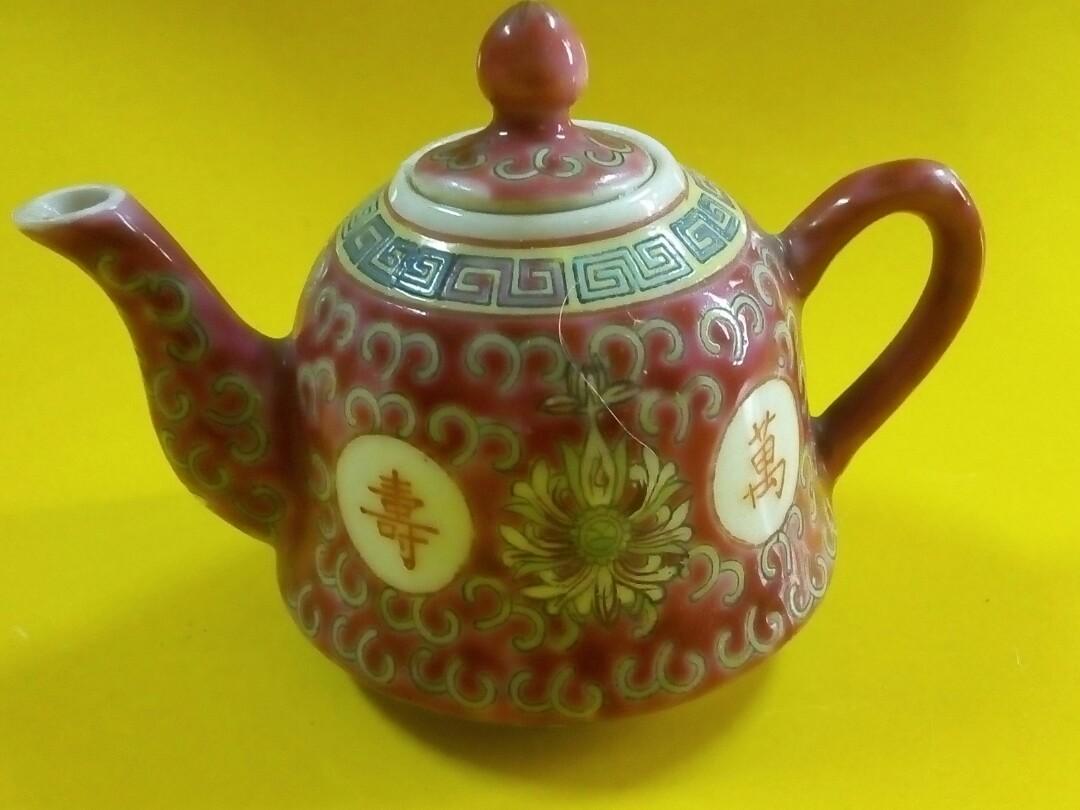 約1950尾-60年代初製造“粉彩紅底萬壽無疆” 迷您茶壺，現在很難找到單售 