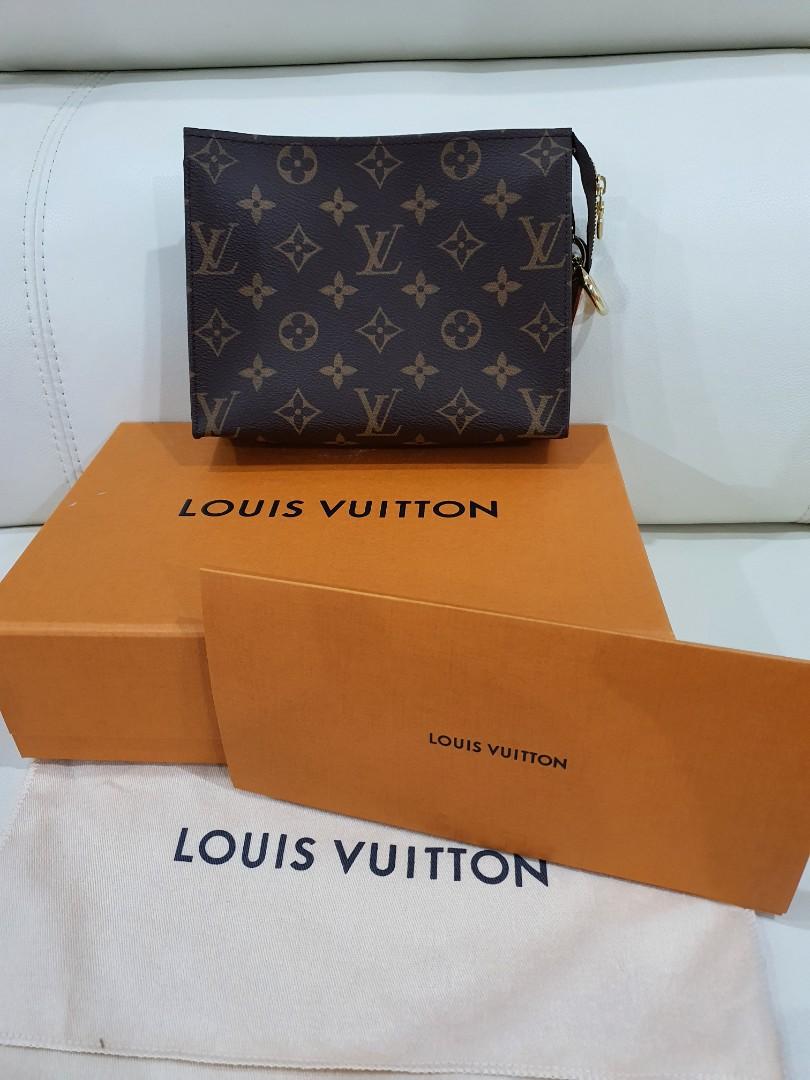 AUTHENTIC LOUIS VUITTON TOILETRY 19 + Complimentary Accessories – Sexy  Little Vintage
