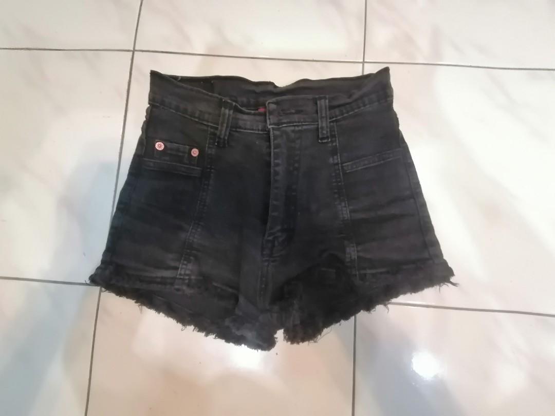 Black shorts (Category: Shorts) located in Kulim. Submitted by atherine05 (Listing ID 1136898340, Image 1). Description: Like new. Suitable for S size.