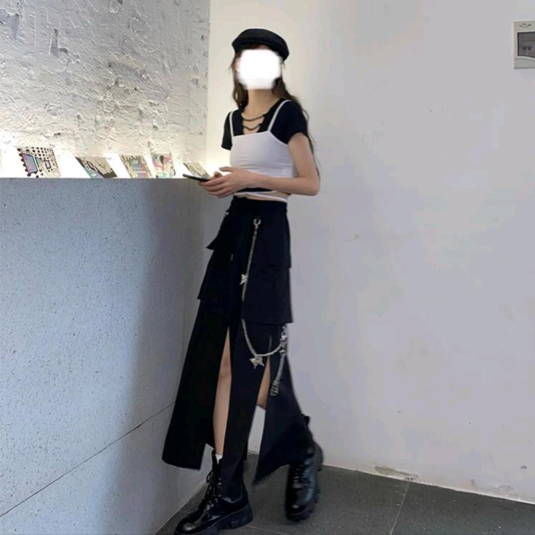 Cargo skirt with outlet chain