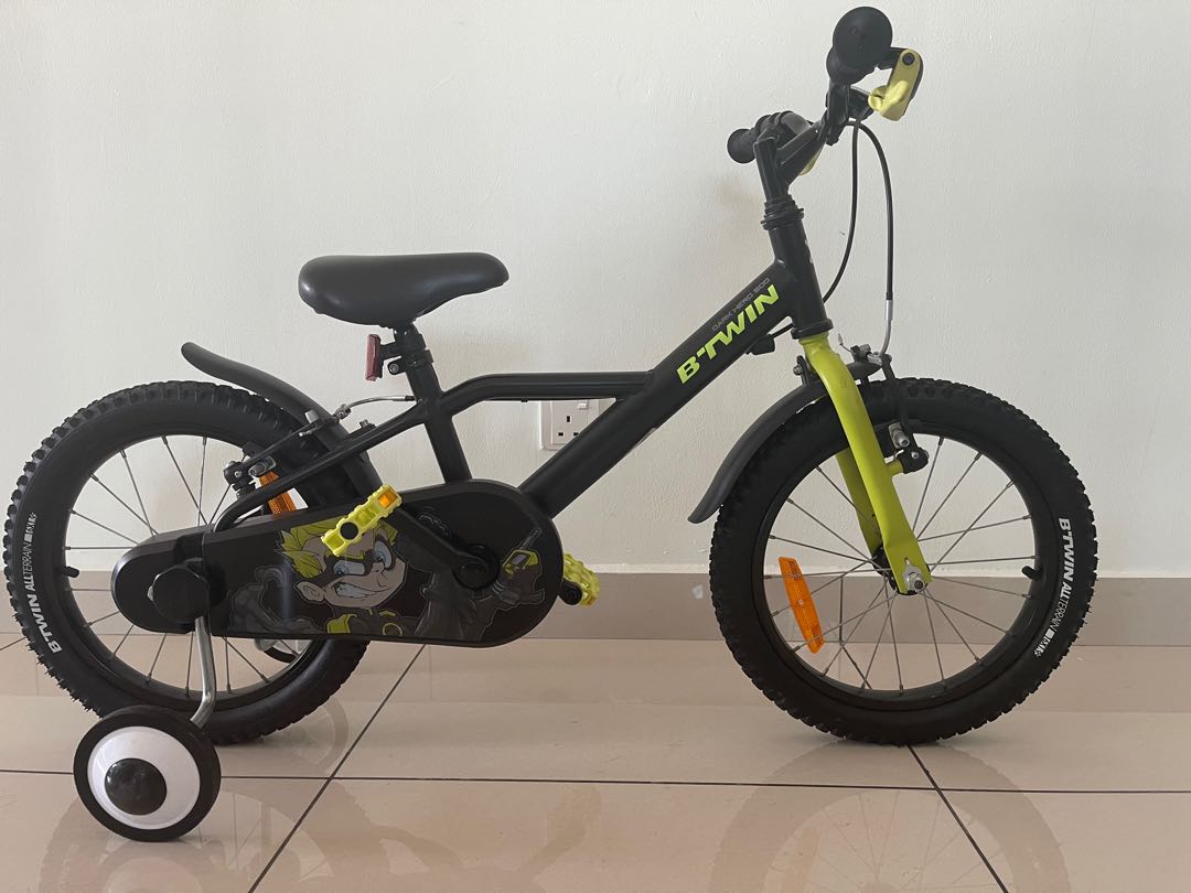 Kids Decathlon 16 bike with stabilisers 