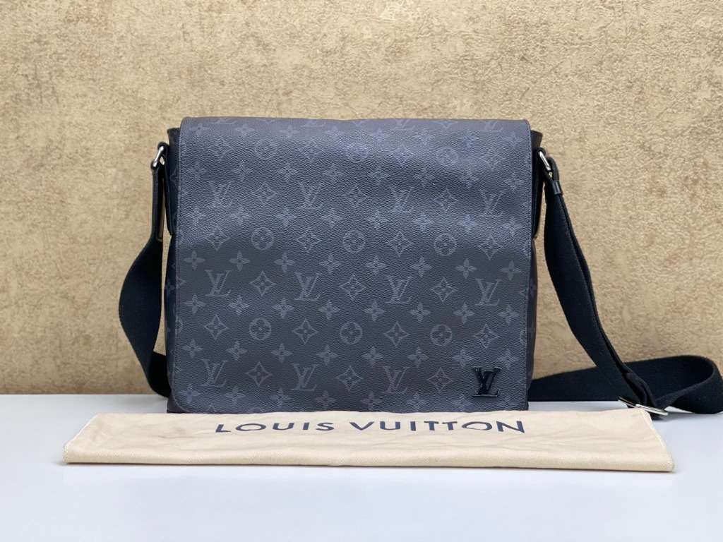 LOUIS VUITTON M44001 DISTRICT MM, Luxury, Bags & Wallets on Carousell