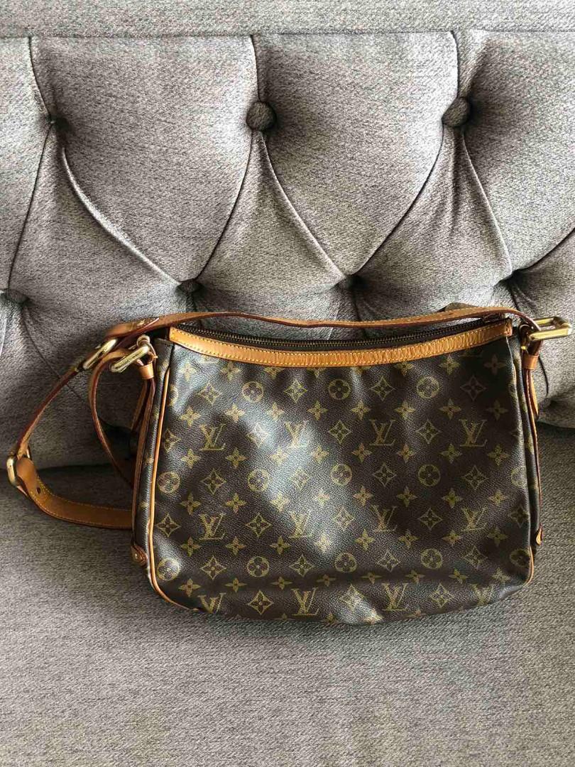 lv authentic bag (Category: Luxury Bags & Wallets) located in Manila. Submitted by 29chi (Listing ID 1136990883, Image 2). Description: ptp admin selling authebtic lv bag with minor issues pki check nalang ang pics missing po ung butones pero naggamit parin ng maayos yung bag minor cracks sa strap di naman obvious pm po sa interested mdali po ako kausap thank you po.