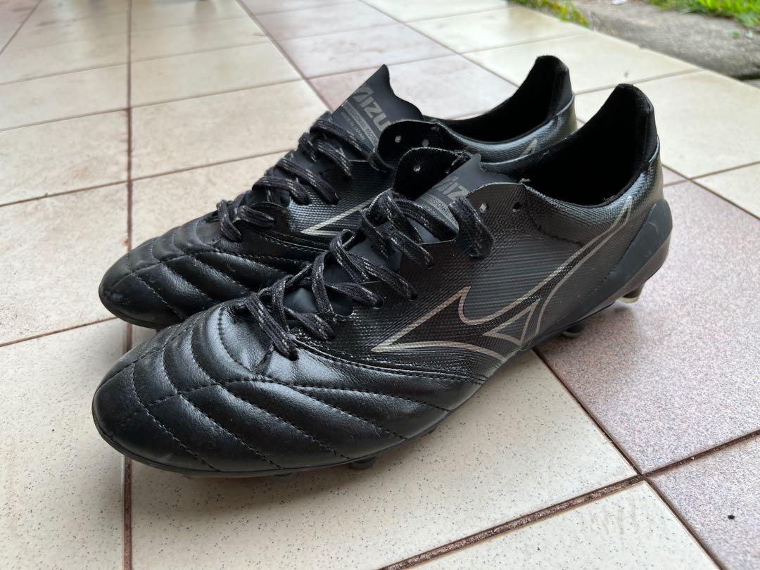 Black mizuno football boots discount