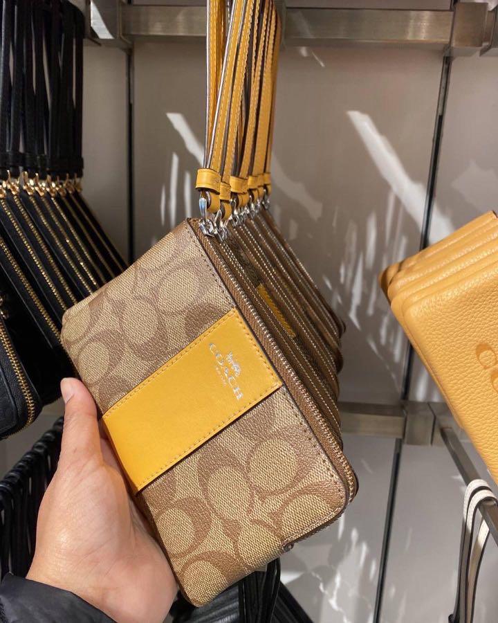 Coach wristlet sale shop clearance