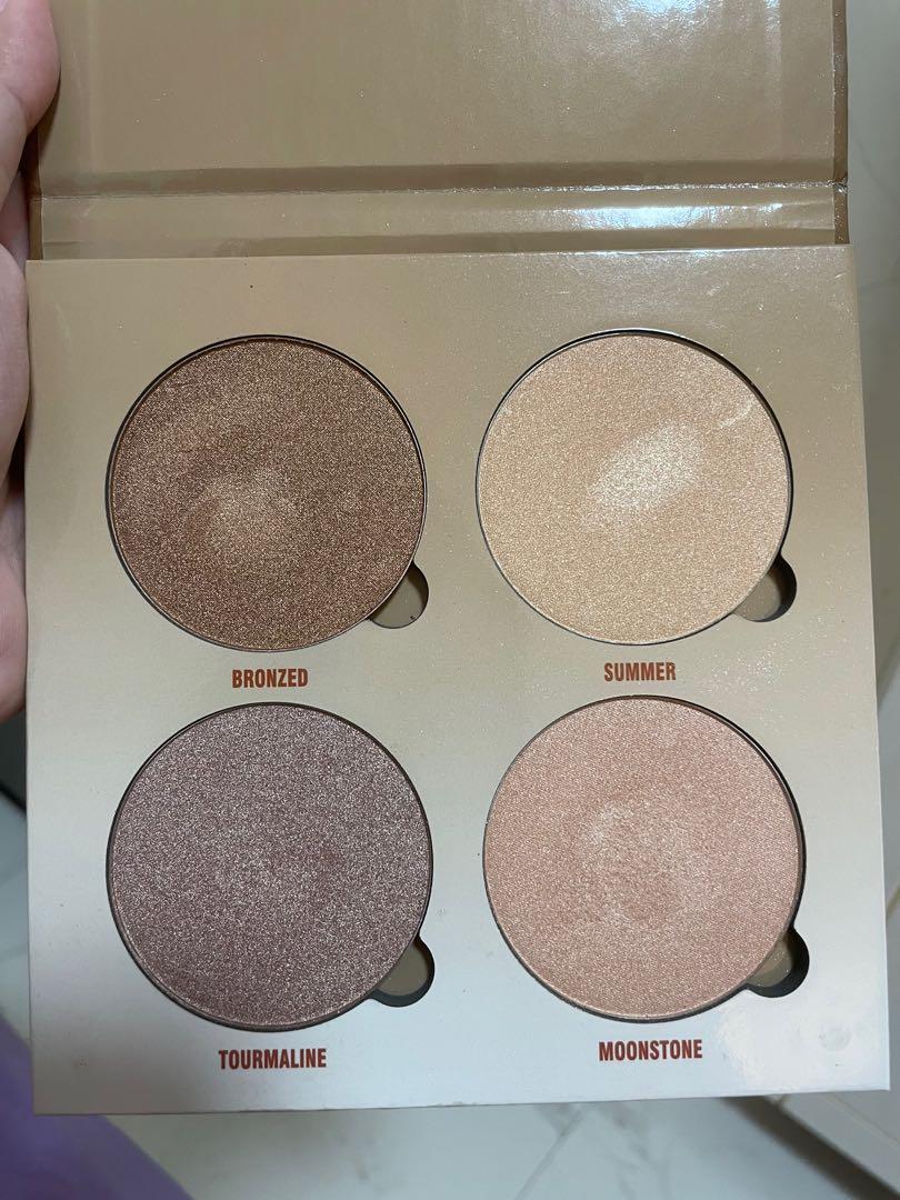 Anastasia Beverly Hills Glow Kit (Category: Makeup) located in Iloilo. Submitted by peeweebarrera (Listing ID 1137130547, Image 2). Description: In the shade Sun Dipped 💯 authentic. With outerbox and plastic film intact Used twice Added shade/swatch reference from Google :) Rfs: need to declutter. Have too many highlighters Location: Iloilo City. Local shipping fee must be shouldered by buyer.