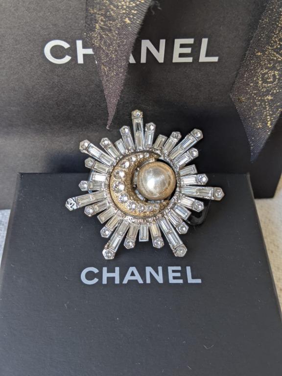 Chanel CC Sun and Moon brooch, Women's Fashion, Jewelry & Organisers,  Brooches on Carousell