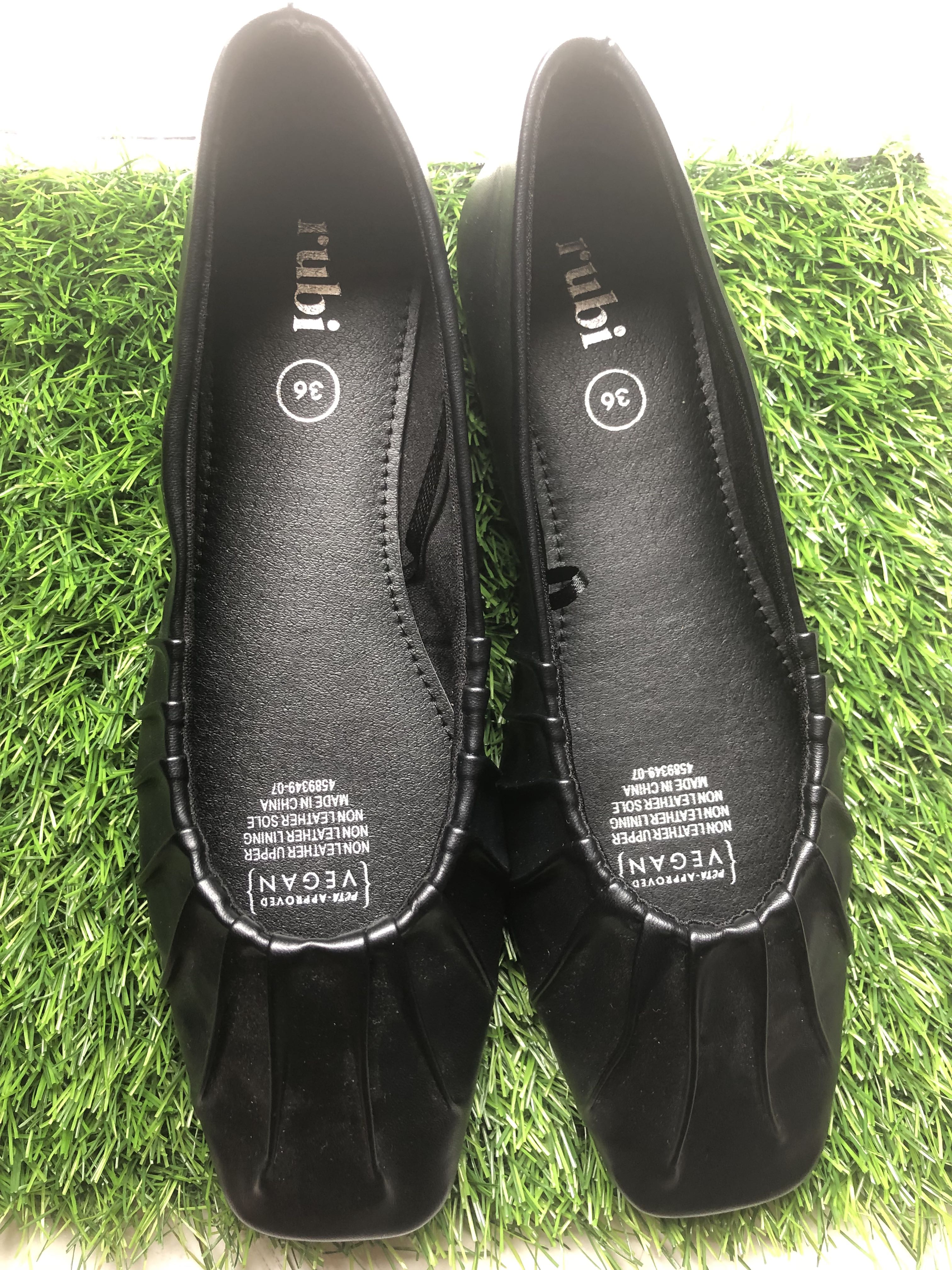 Flat Shoes Rubi, Fesyen Wanita, Sepatu di Carousell