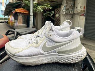 Nike 慢跑鞋