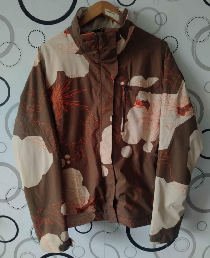 Nike acg, Fesyen Pria, Pakaian , Atasan 