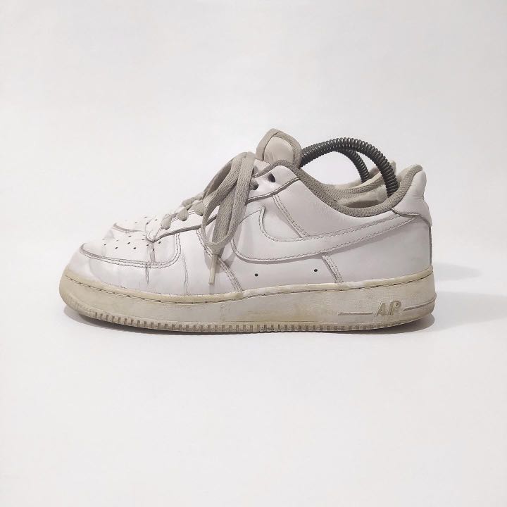 Nike Air Force 1 Triple White, Fesyen Pria, Sepatu , Sneakers di Carousell
