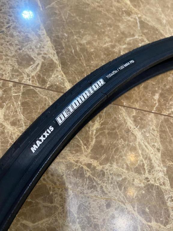 OFFER !!! Maxxis Detonator 700x25c Roadbike tyre, Sports Equipment