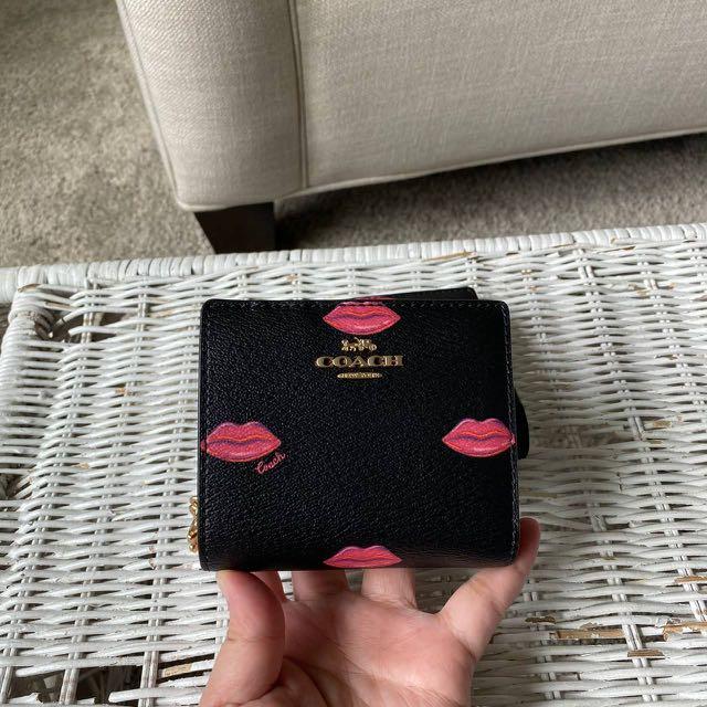 coach lips wallet