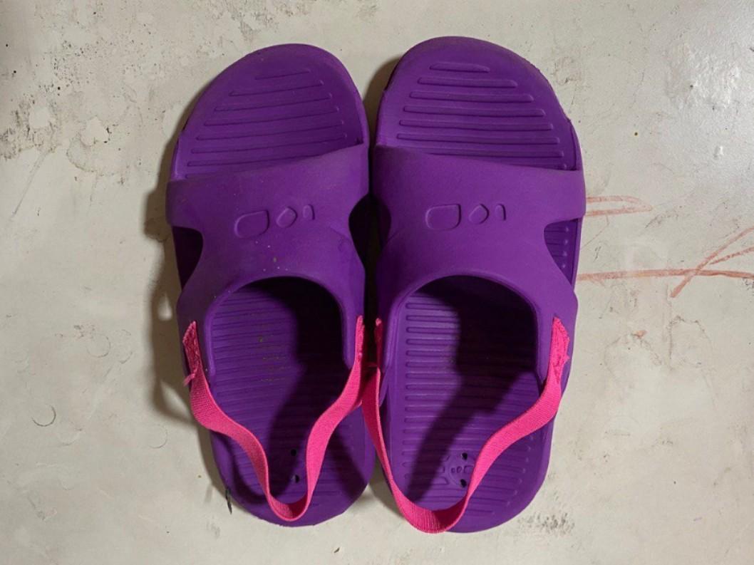 estar impresionado Baño Alérgico Decathlon Nabaiji Girls' Pool Sandals Slap 100 - Purple Pink, Babies &  Kids, Babies & Kids Fashion on Carousell