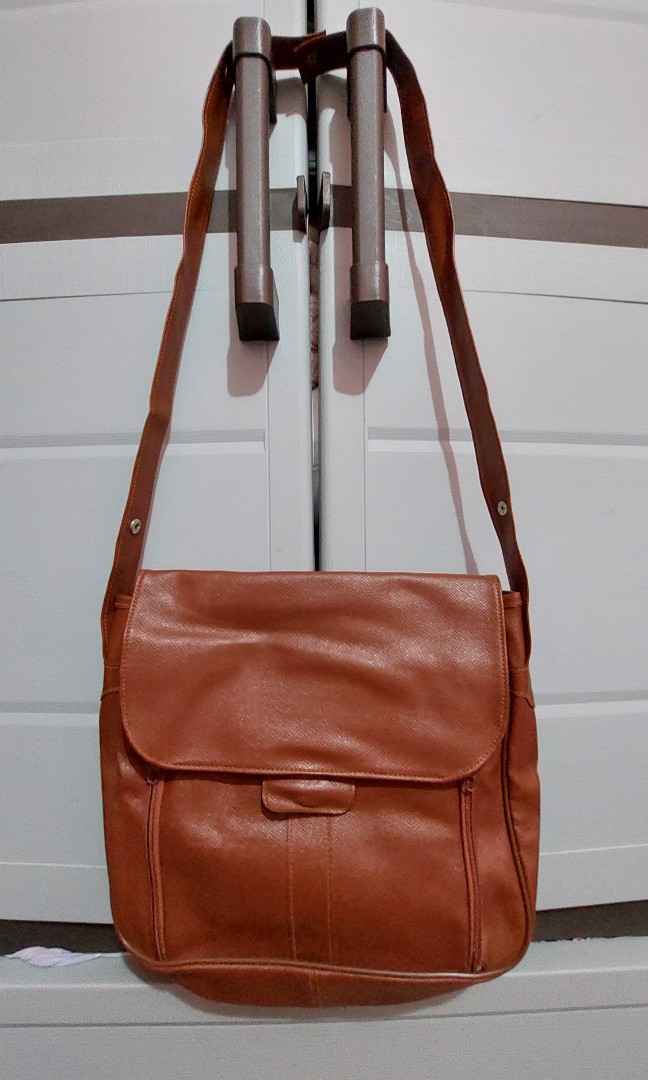 LIGHTWEIGHT MESSENGER BAG preloved, Men's Fashion, Bags, Sling Bags on