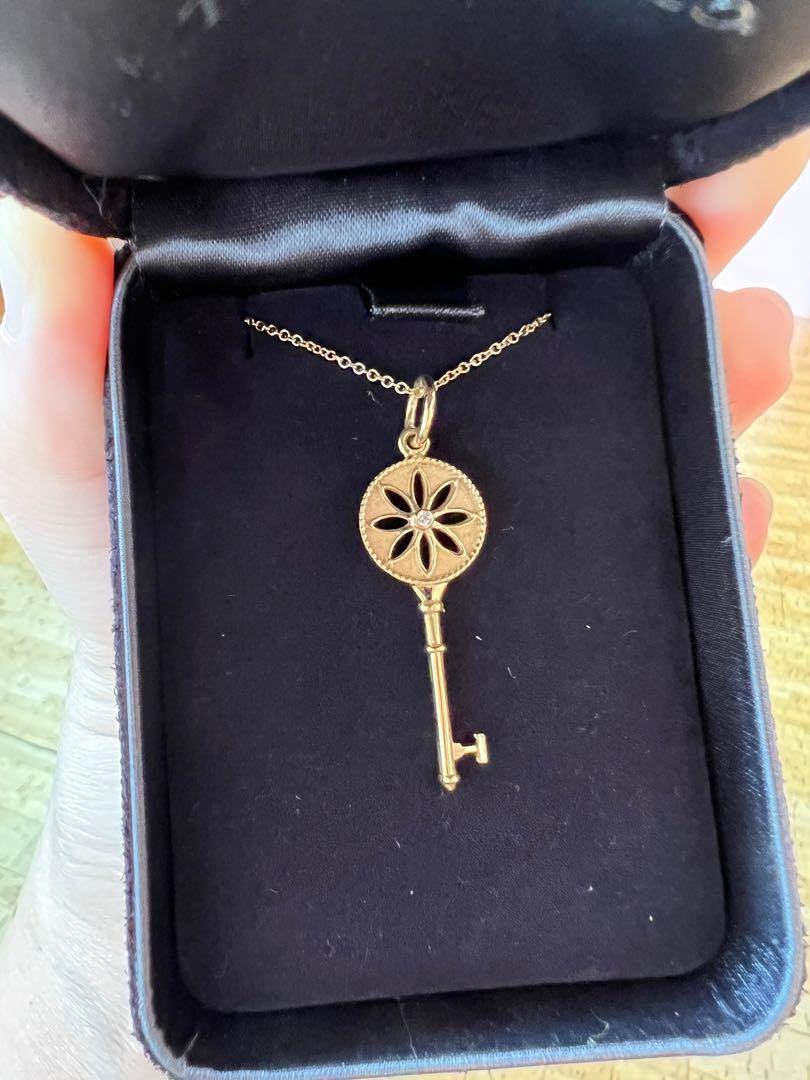 Daisy key pendant on sale