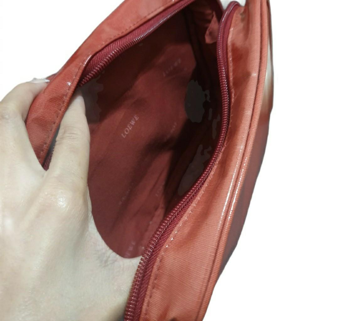 🌸 Unisex LOEWE Make Up/Toiletry Pouch 🌸 (Category: Luxury Bags & Wallets) located in Bulacan. Submitted by saturday.ph (Listing ID 1137671722, Image 3). Description: Gently used. Well loved. 💕 RANK SA ( Excellent Condition ).