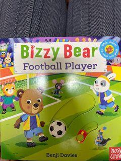 Bizzy bear 踢足球