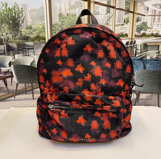 Givenchy Backpack （分類：背囊）位於 Hong Kong。 由 sunny_day_2016 提交（商品編號 1137565608，圖片 1）。簡介： 特價產品順豐到付 100% real and 85% new 整體新淨只係手柄位有輕微甩皮 為保障消費者，已經刊登這個貨品的不同角度相片， 可讓大家可以見到貨品的新舊程度, 還詳盡報述出產品的資料，希望大家買得放心又開心，繼續多多支持 請登入瀏覽以下連結有大量名牌貨品 https://carousell.com/sunny_day_2016 請登入瀏覽以下連結有大量名牌女士服飾 http://carousell.com/francesimon/。