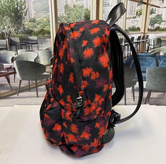 Givenchy Backpack （分類：背囊）位於 Hong Kong。 由 sunny_day_2016 提交（商品編號 1137565608，圖片 3）。簡介： 特價產品順豐到付 100% real and 85% new 整體新淨只係手柄位有輕微甩皮 為保障消費者，已經刊登這個貨品的不同角度相片， 可讓大家可以見到貨品的新舊程度, 還詳盡報述出產品的資料，希望大家買得放心又開心，繼續多多支持 請登入瀏覽以下連結有大量名牌貨品 https://carousell.com/sunny_day_2016 請登入瀏覽以下連結有大量名牌女士服飾 http://carousell.com/francesimon/。