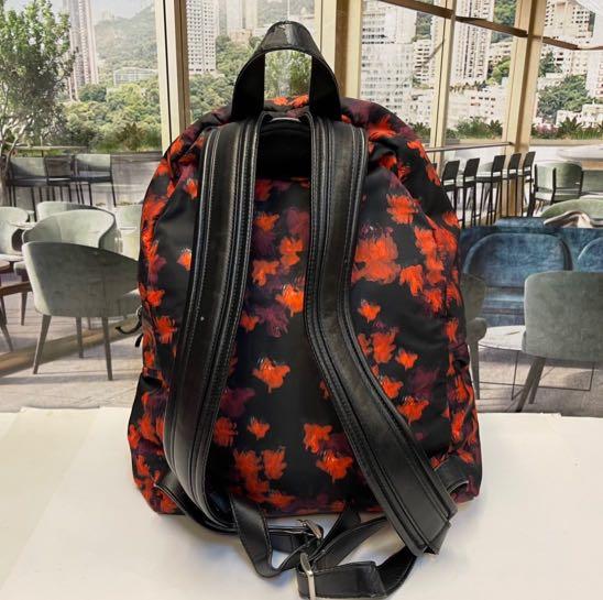 Givenchy Backpack （分類：背囊）位於 Hong Kong。 由 sunny_day_2016 提交（商品編號 1137565608，圖片 2）。簡介： 特價產品順豐到付 100% real and 85% new 整體新淨只係手柄位有輕微甩皮 為保障消費者，已經刊登這個貨品的不同角度相片， 可讓大家可以見到貨品的新舊程度, 還詳盡報述出產品的資料，希望大家買得放心又開心，繼續多多支持 請登入瀏覽以下連結有大量名牌貨品 https://carousell.com/sunny_day_2016 請登入瀏覽以下連結有大量名牌女士服飾 http://carousell.com/francesimon/。