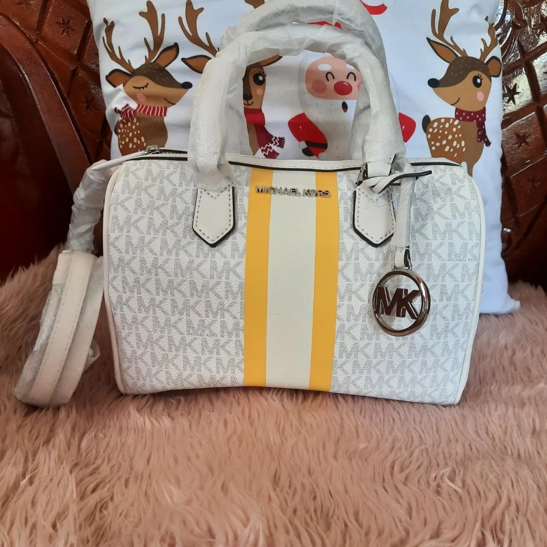 MK Duffle Bag Women s Fashion Bags Wallets Cross body Bags On michael-kors-jet-set-travel-small-logo-and-faux-leather-duffle